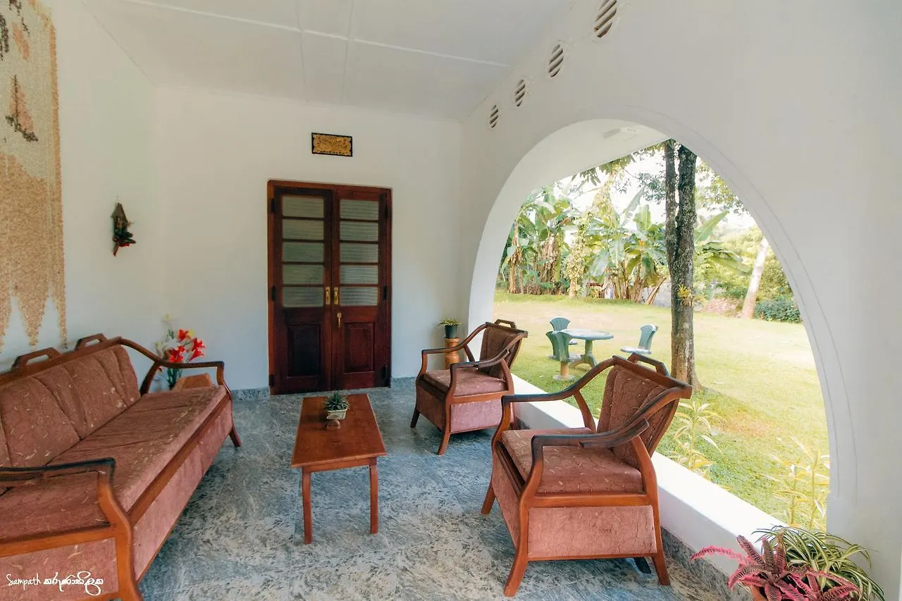 לינה וארוחת בוקר קנדי Thomasz Lodge