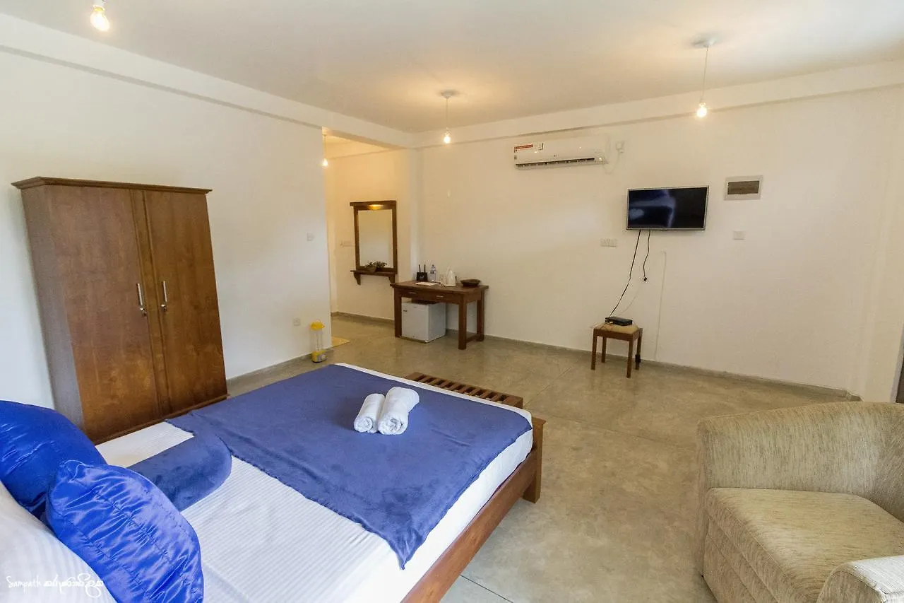 לינה וארוחת בוקר קנדי Thomasz Lodge